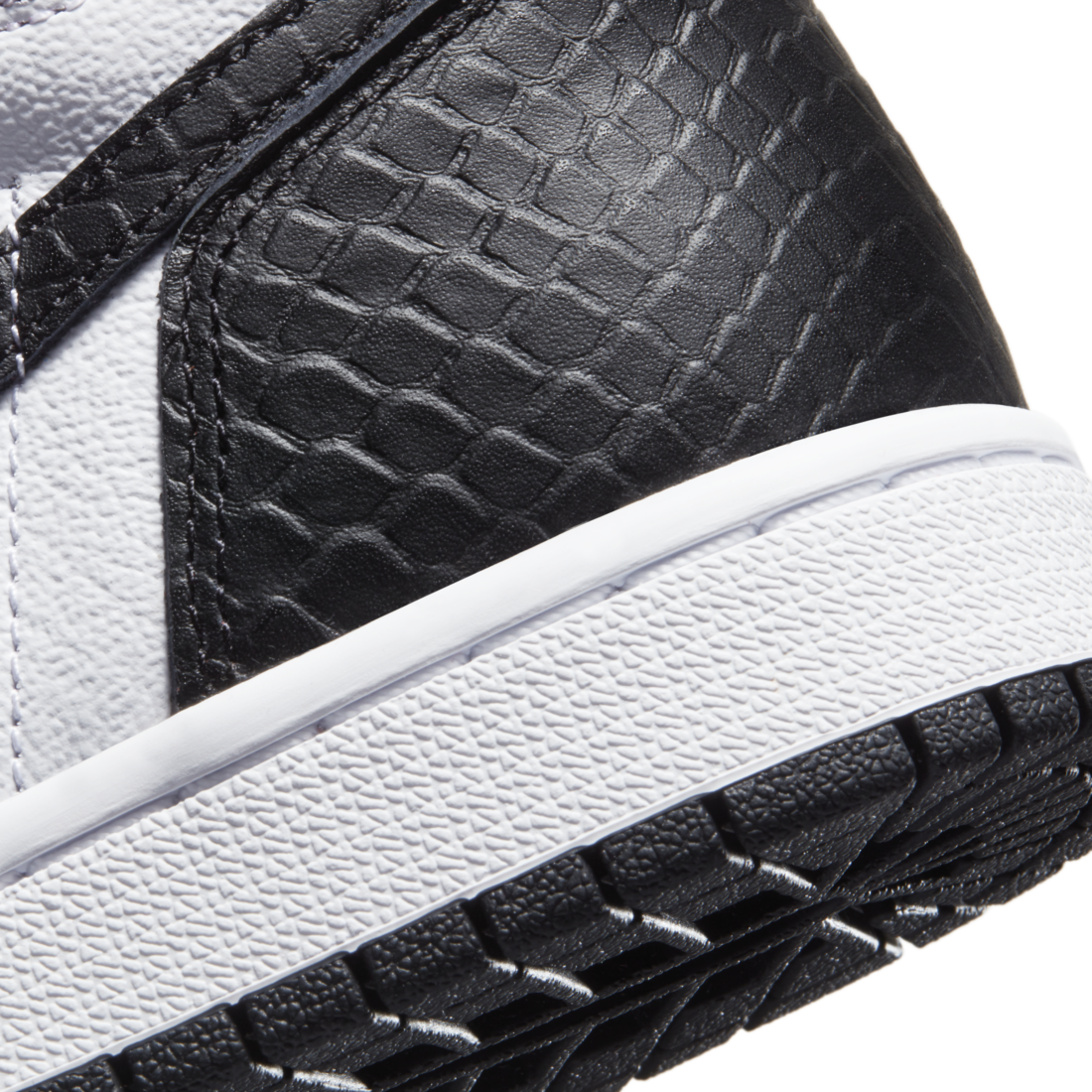 Air Jordan 1 Retro High Satin Snake Chicago