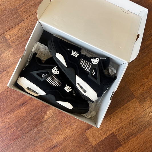 Jordan 4 Retro White Thunder Size 44 (Used)